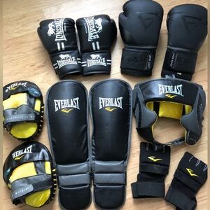 6 Piece Black Boxing Kit, Boxing Gloves / Gear set Everlast / Emher